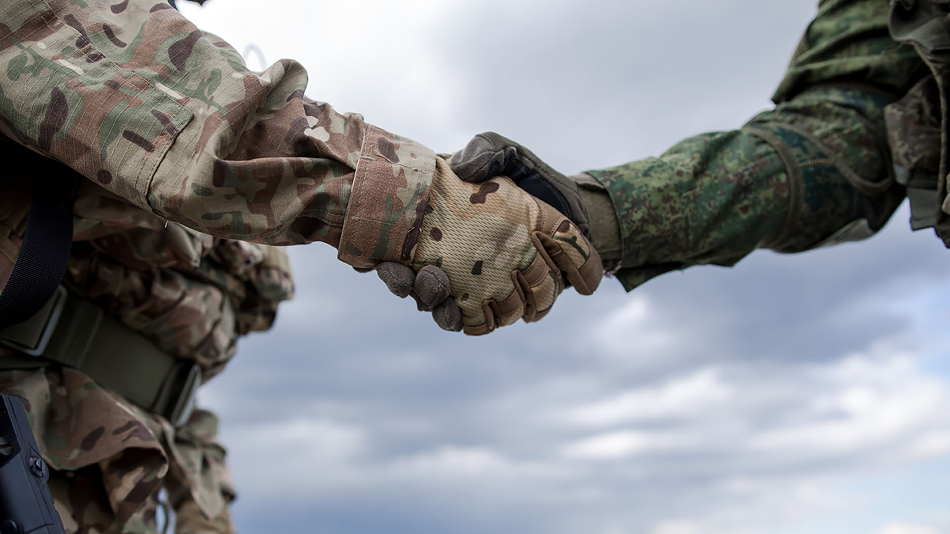 Soldater giver hånd 