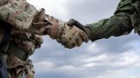 Soldater giver hånd 
