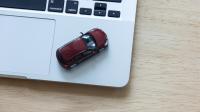 Bilsalg - online database - rød bil ved pc 