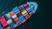Fragtskib - pink containere - mørkeblåt vand - 3840x2160