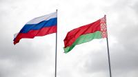 Rusland og Belarus - flag - dyster himmel