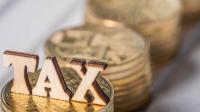 Stablede mønter med "Tax"-bogstaver på